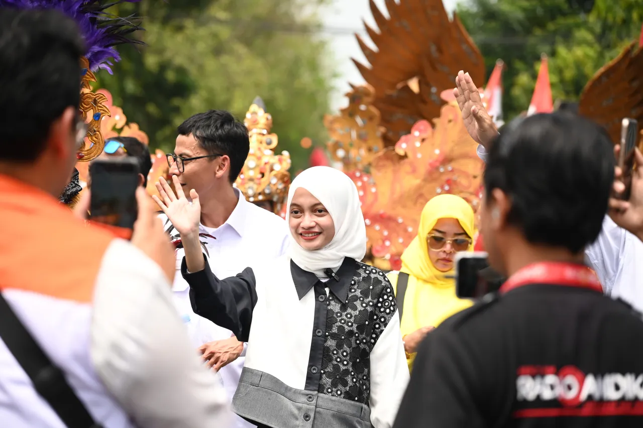 Ribuan Warga Kota Kediri Antar Vinanda - Gus Qowim Daftar ke KPU