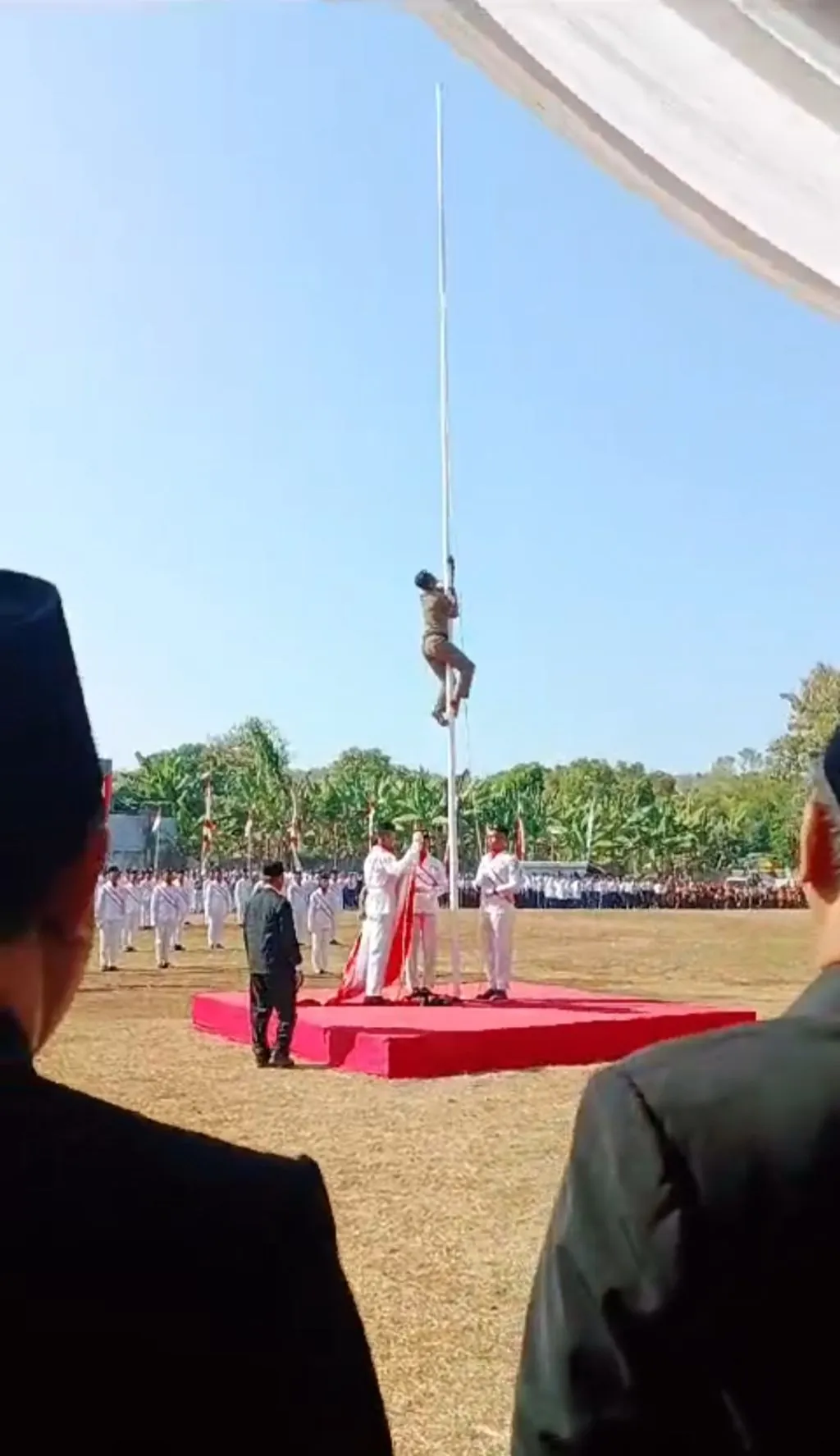Demi Merah Putih Tetap Berkibar, Satpol PP Paciran ini Lakukan Aksi Heroik Panjat Tiang Bendera