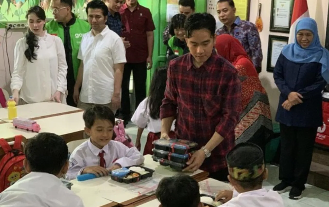 Gibran Uji Coba Makan Gratis di Surabaya, Perporsi Rp 15.000