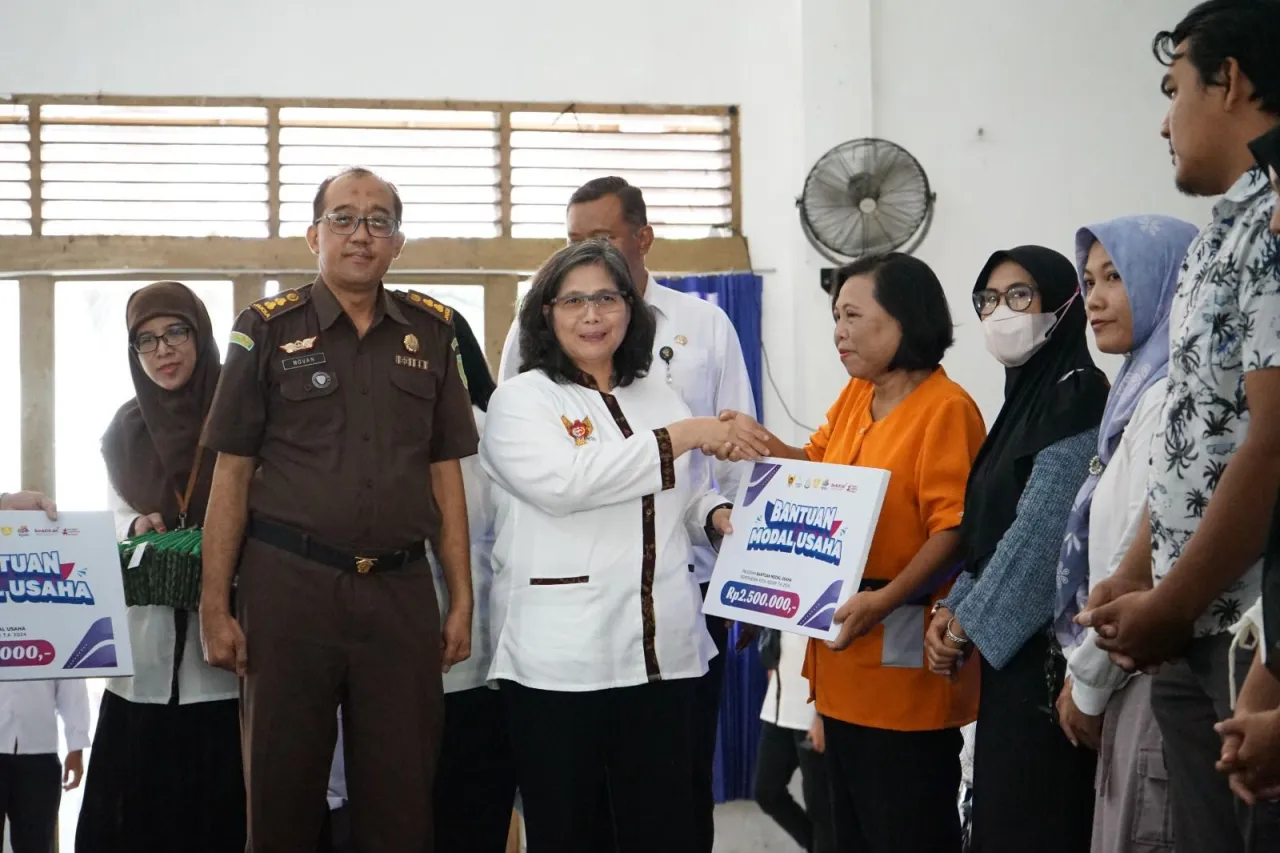Pj Wali Kota Kediri Zanariah Serahkan Bantuan Modal Usaha DBHCHT Tahun 2024