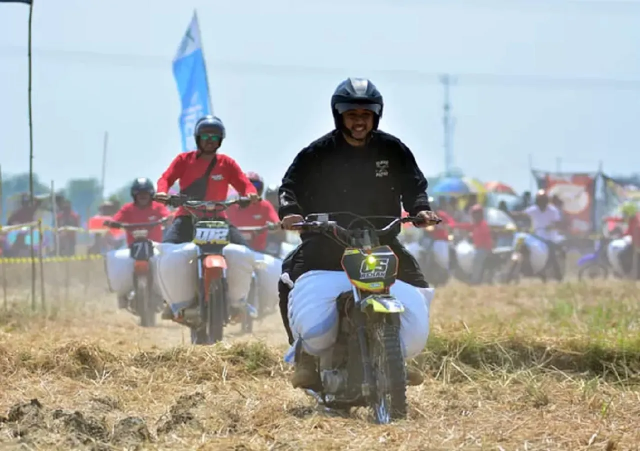 Keseruan Tradisi Balap Bandanger, Angkut Gabah 50 Kg di Sawah Ngawi