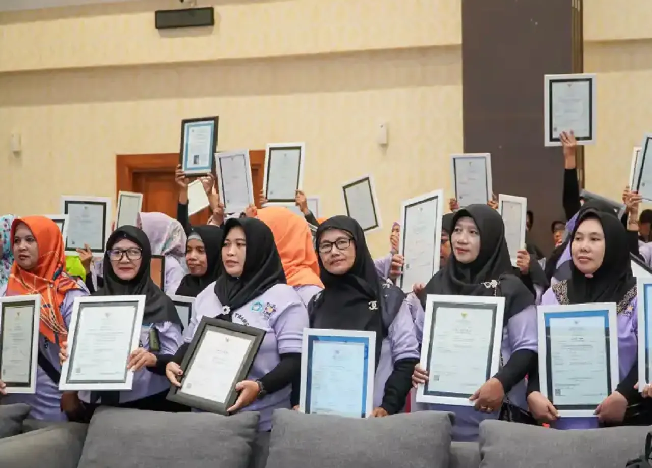 Diskopum Serahkan Ratusan Sertifikat Halal Gratis ke Pelaku UMKM Lamongan