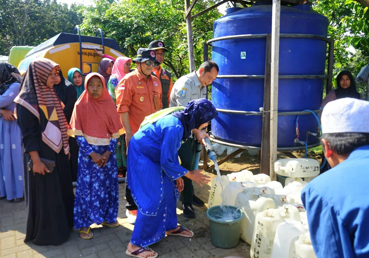 Atasi Kekeringan di Kabupaten Mojokerto, BPBD Jatim Droping Air Bersih dan Serahkan Bantuan Logistik