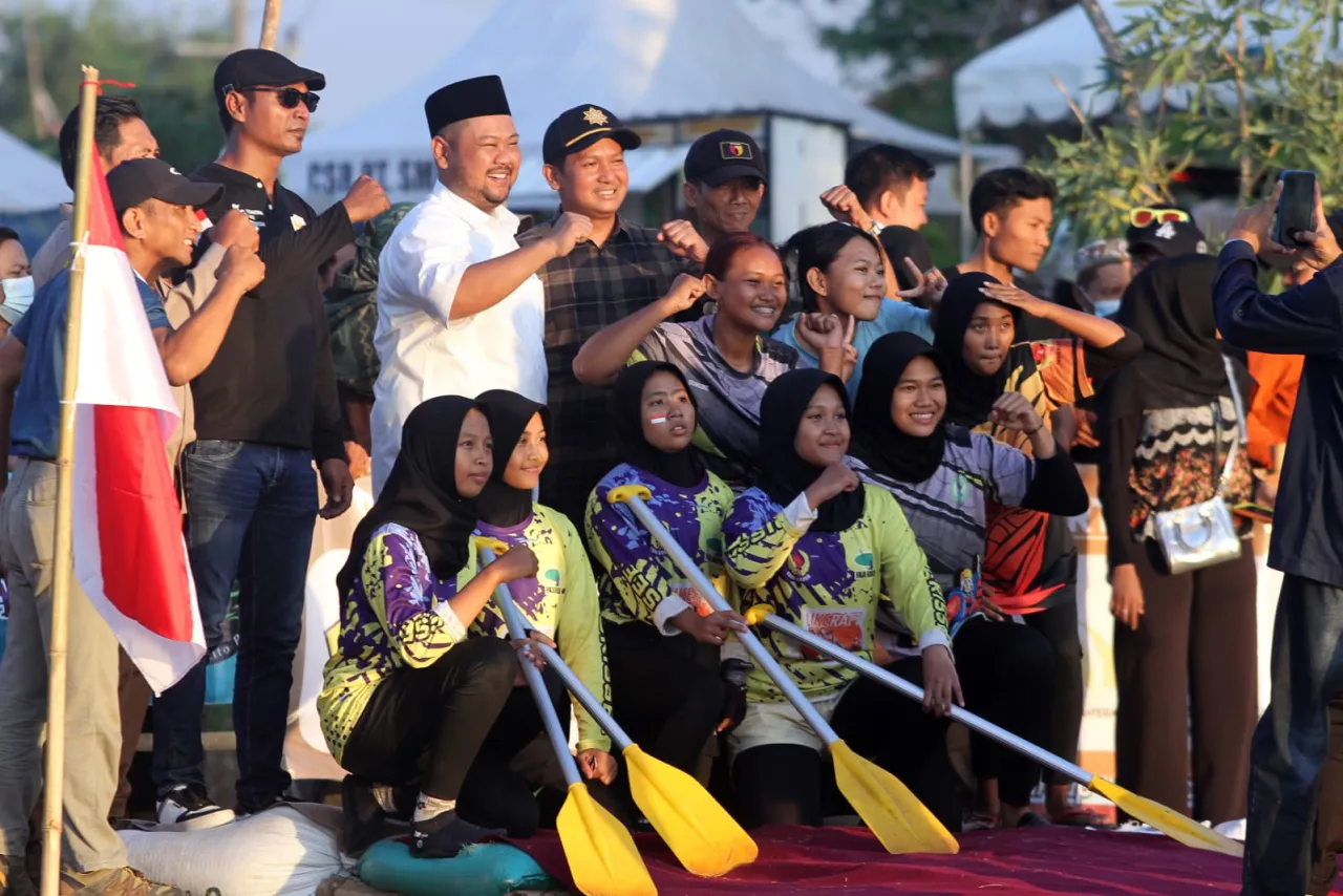 Bupati Gresik Buka Lomba Dayung yang Digelar Pemdes Gredek Duduksampeyan