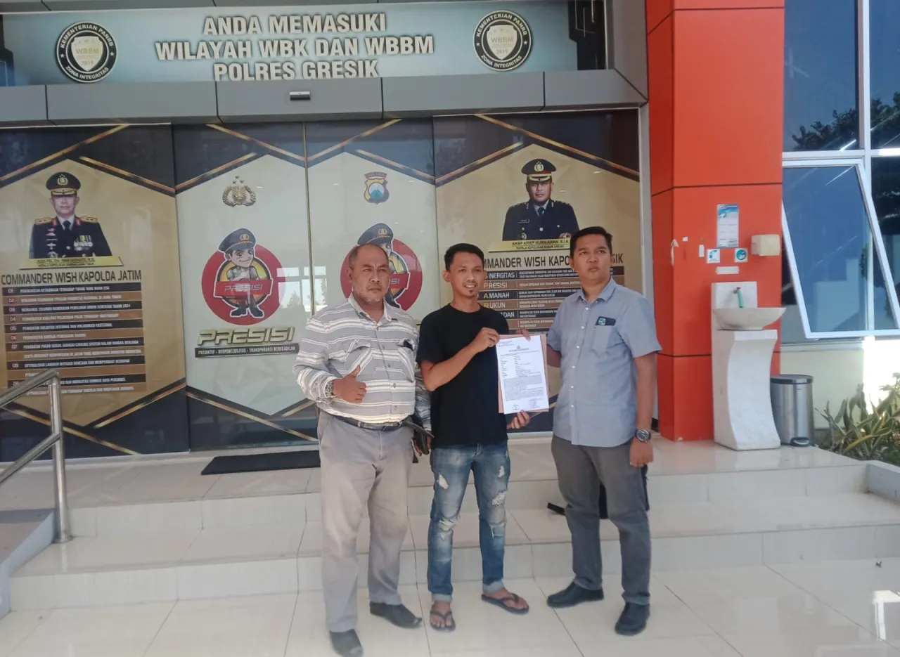 Debt Collector PT BFI Rampas Mobil Warga Peganden Manyar yang Sedang Shalat Dhuhur