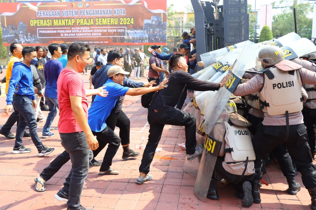 Jelang Pilkada Serentak, Polres Gresik Gelar Peragaan Sistem Pengamanan Kota