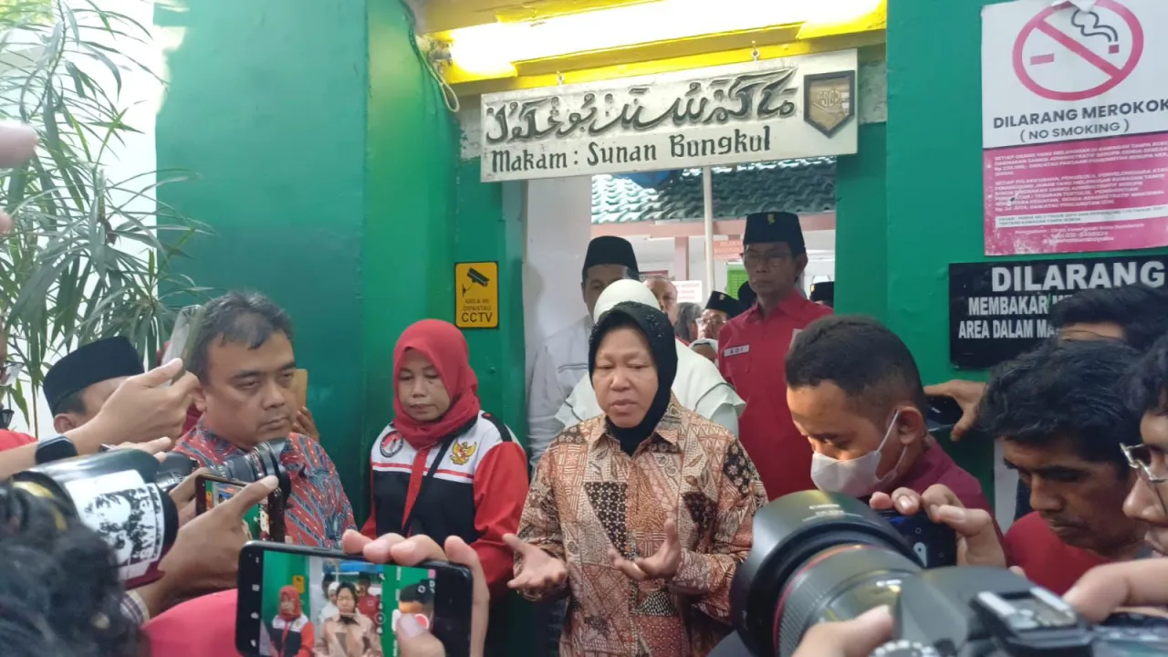 Maju Pilgub Jatim, Bu Risma Ziarah ke Makam Mbah Bungkul