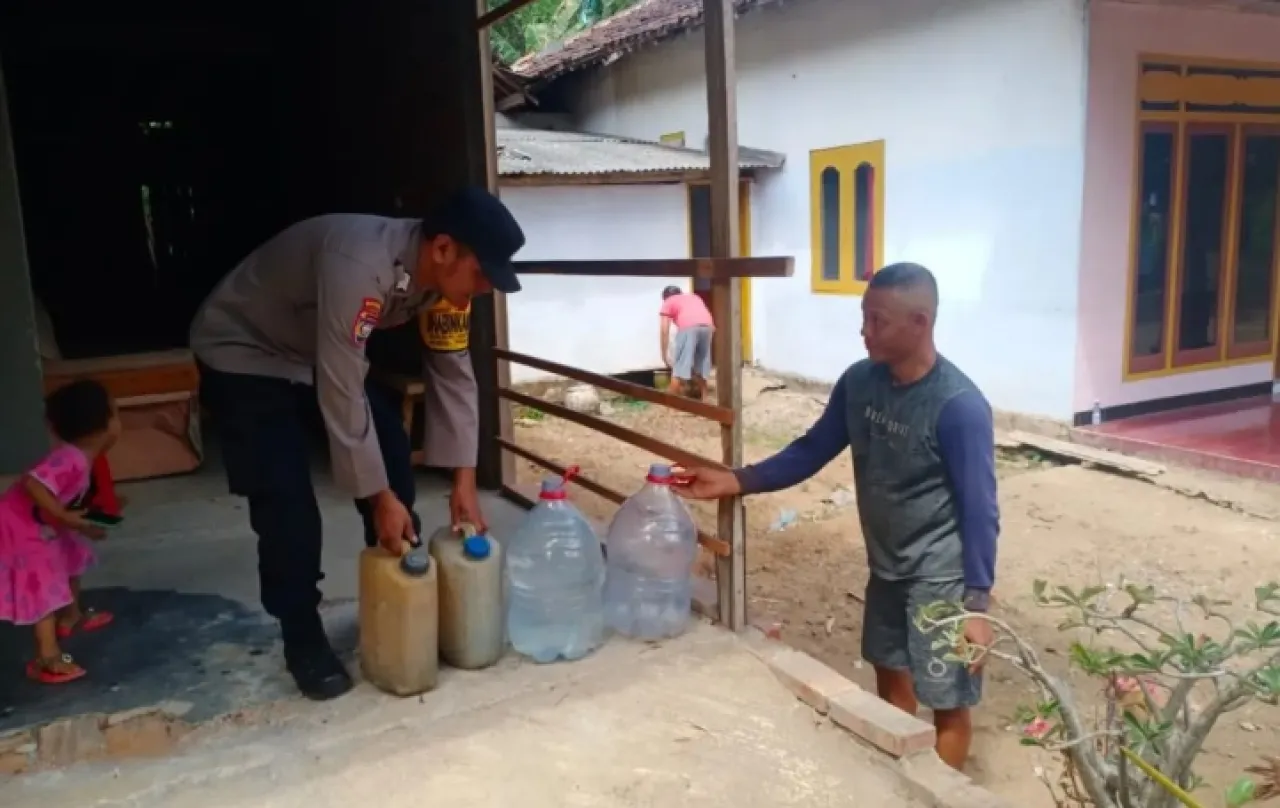 Polisi di Trenggalek Bagikan Air Bersih ke Warga