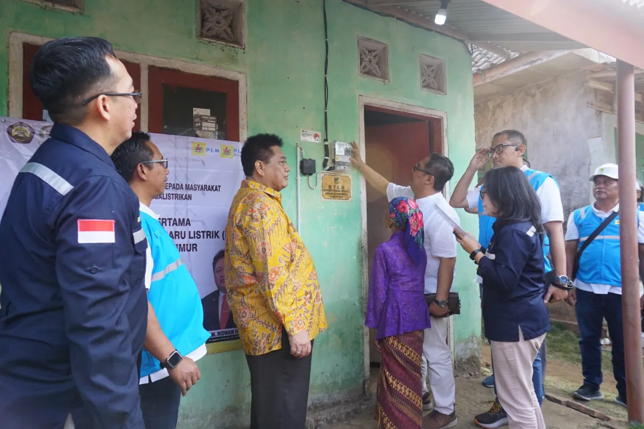 Semarakkan Hari Pelanggan Nasional, PLN Sambung Listrik Masyarakat Pra Sejahtera