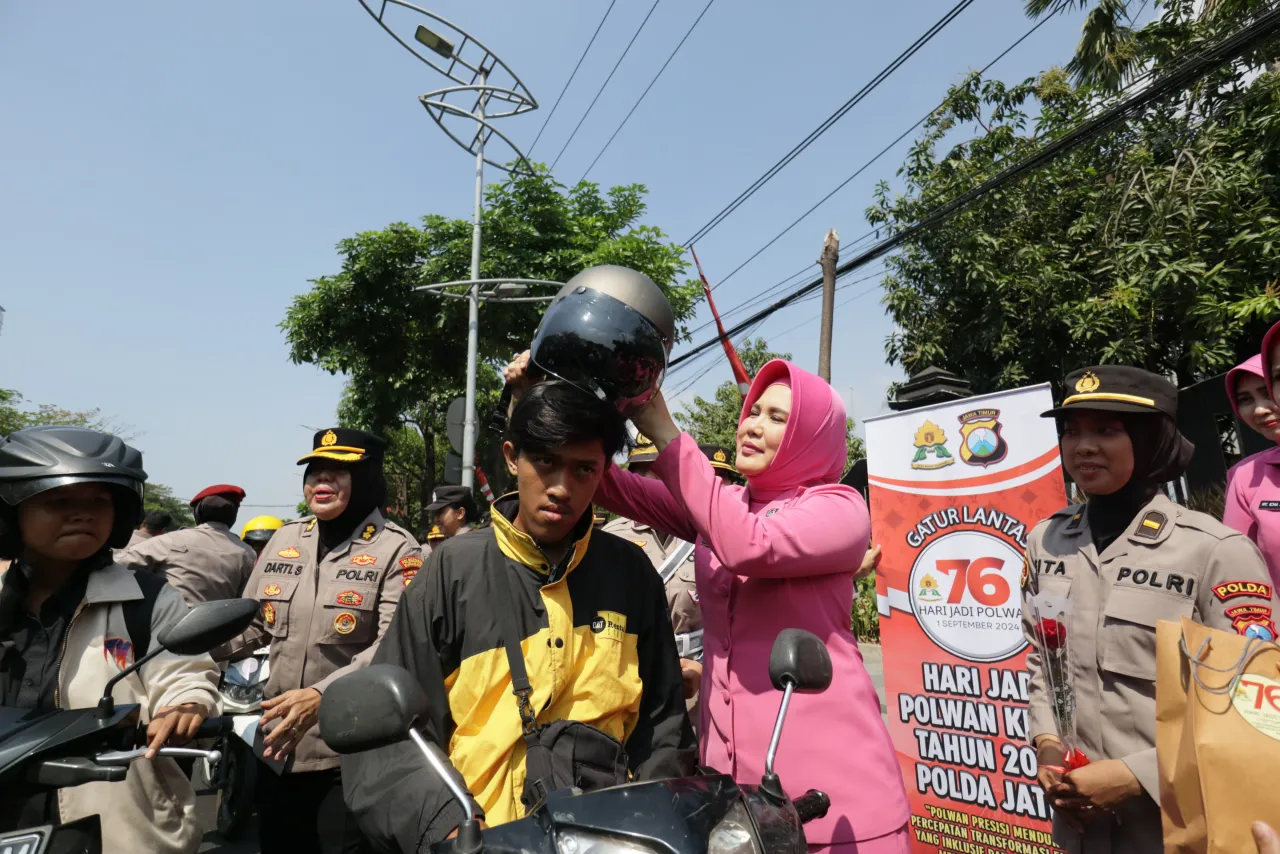 Sambut Hari Polwan ke-76, Polwan Polrestabes Surabaya Bagikan Helm dan Bunga
