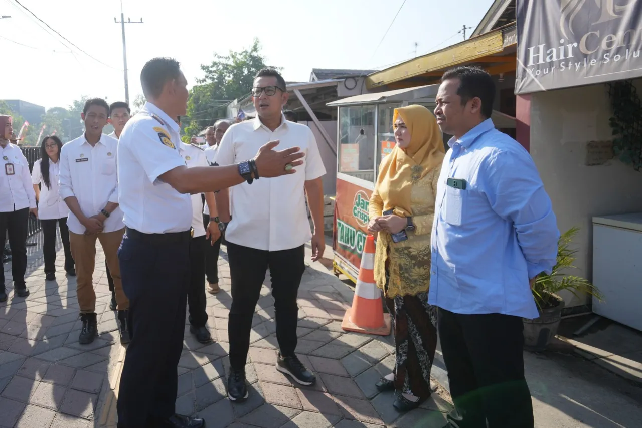 Dapat Laporan Warga, Mas Pj Sat Set Turun Tertibkan Stan dan Parkir