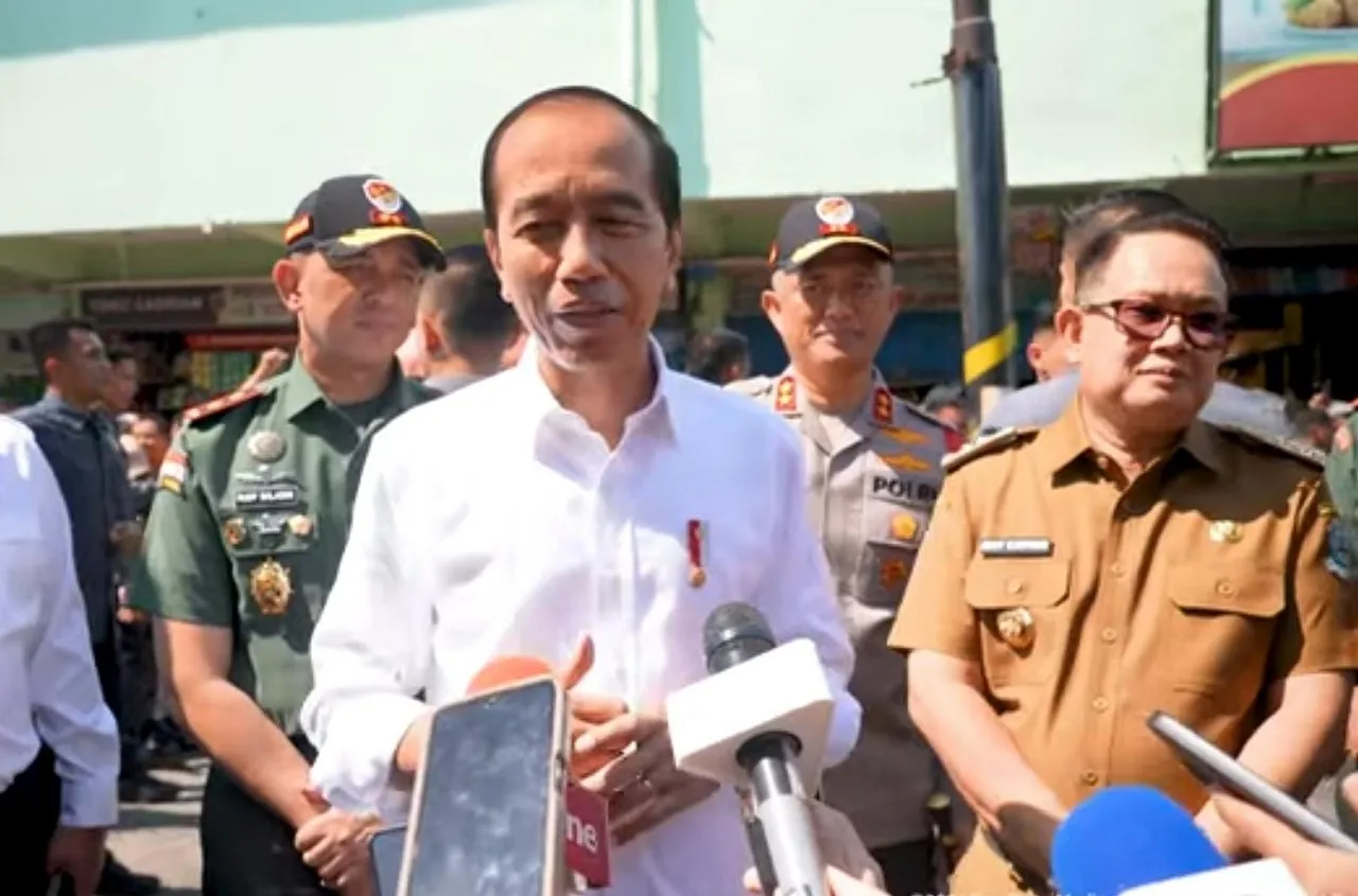 Kunjungi Pasar Soponyono, Jokowi Pantau Harga Pangan Sekaligus Pamitan
