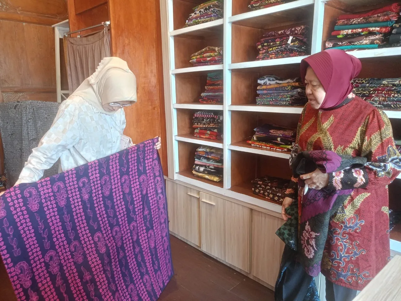 Promosikan Produk Lokal, Risma Blusukan di Banyuwangi