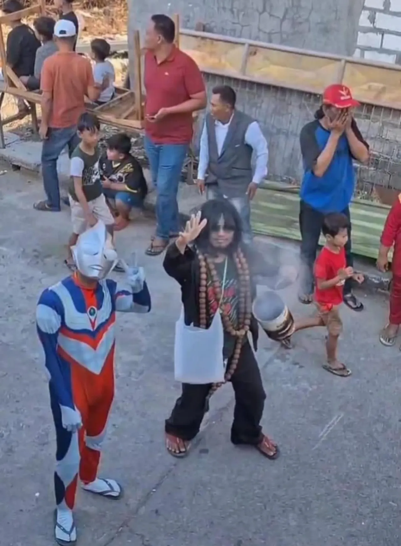 Ultraman dan Mbah Dukun Ramaikan Kirab Budaya dan Sedekah Bumi Desa Pandanan Gresik