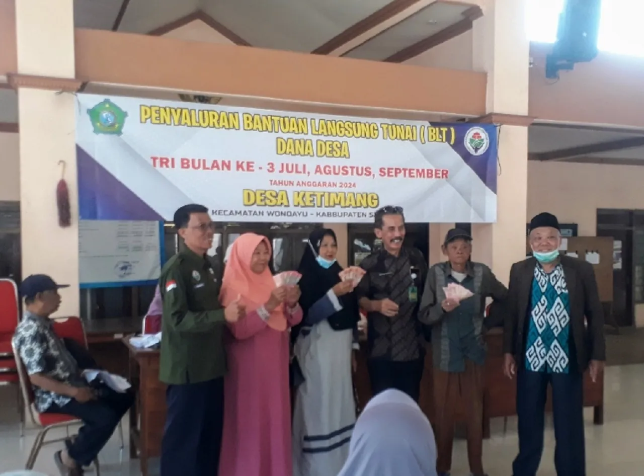 Topang Perekonomian Warga, Pemdes Ketimang Salurkan BLT-DD