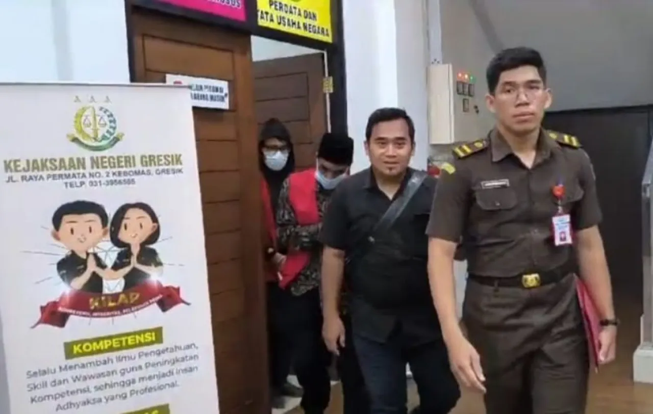 Mark-up Harga Beras, Ketua BPD dan Kades Roomo Manyar Gresik Ditahan Kejaksaan