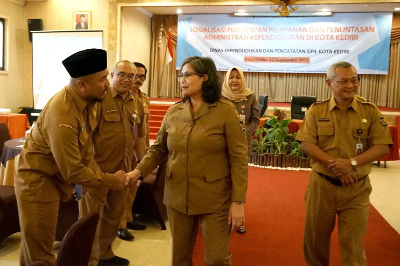 Pj Wali Kota Kediri Buka Sosialisasi Percepatan Pelayanan dan Penuntasan Administrasi Kependudukan