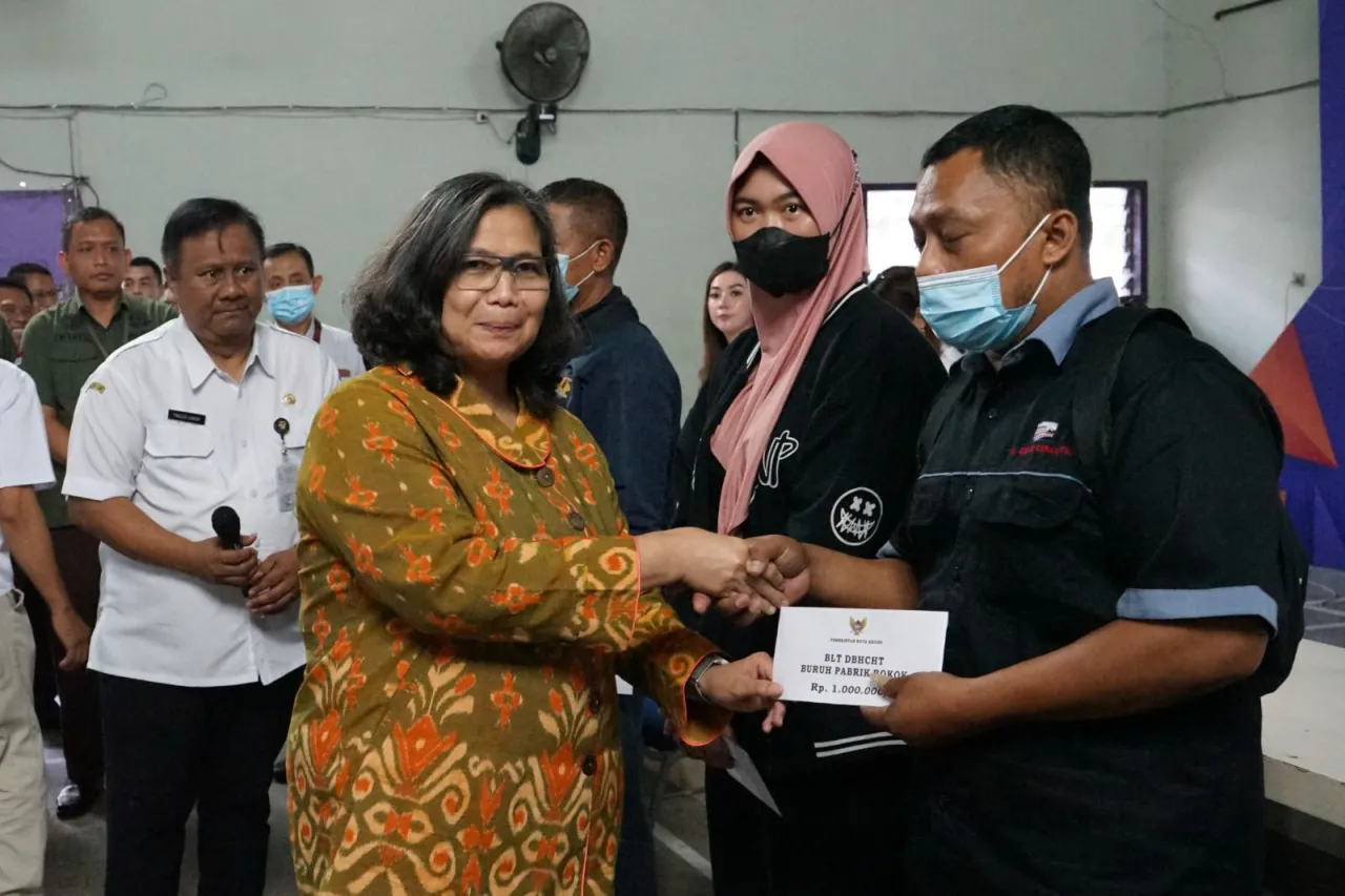 Serahkan BLT Buruh Rokok, Pj Wali Kota Kediri : Belanjakan Dengan Bijak dan Jangan Konsumtif