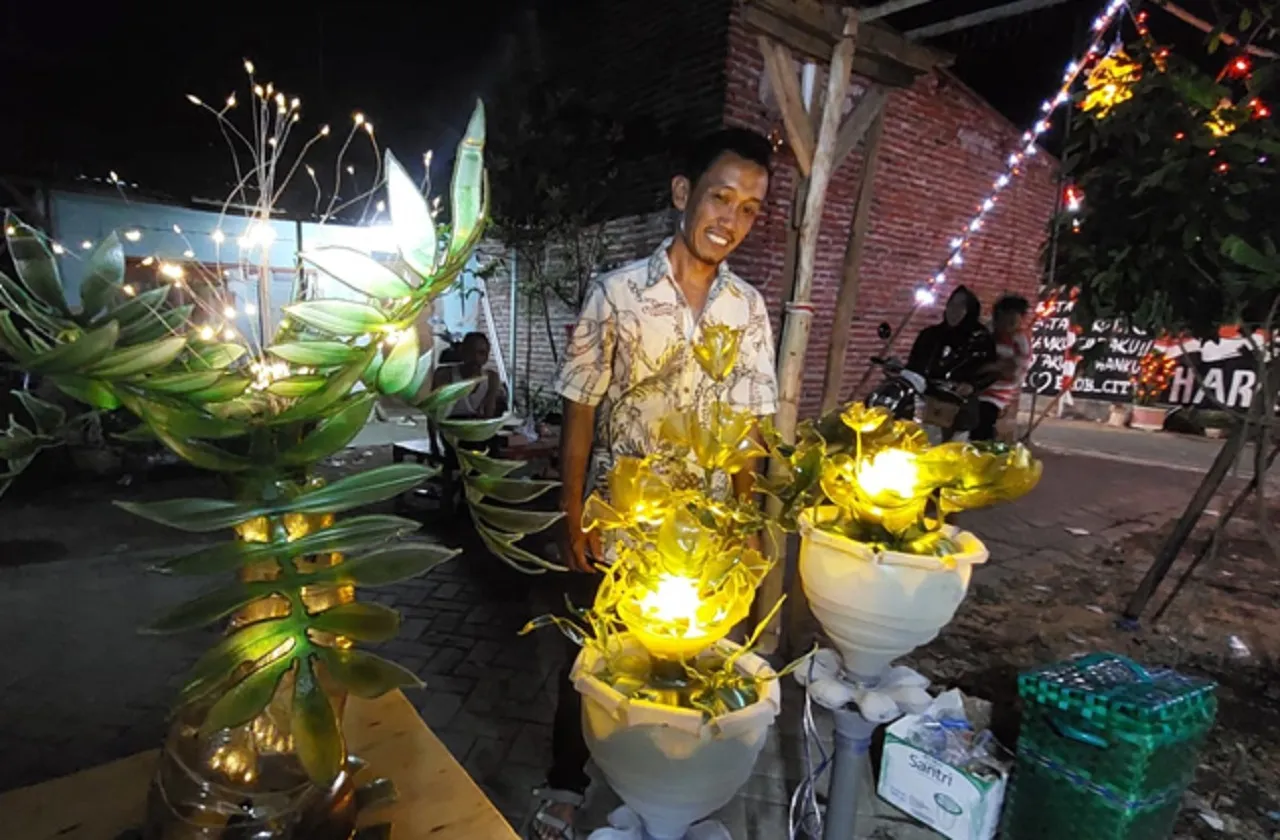 Super Kreatif, Warga di Probolinggo Ubah Galon Bekas Jadi Aneka Hiasan Lampu