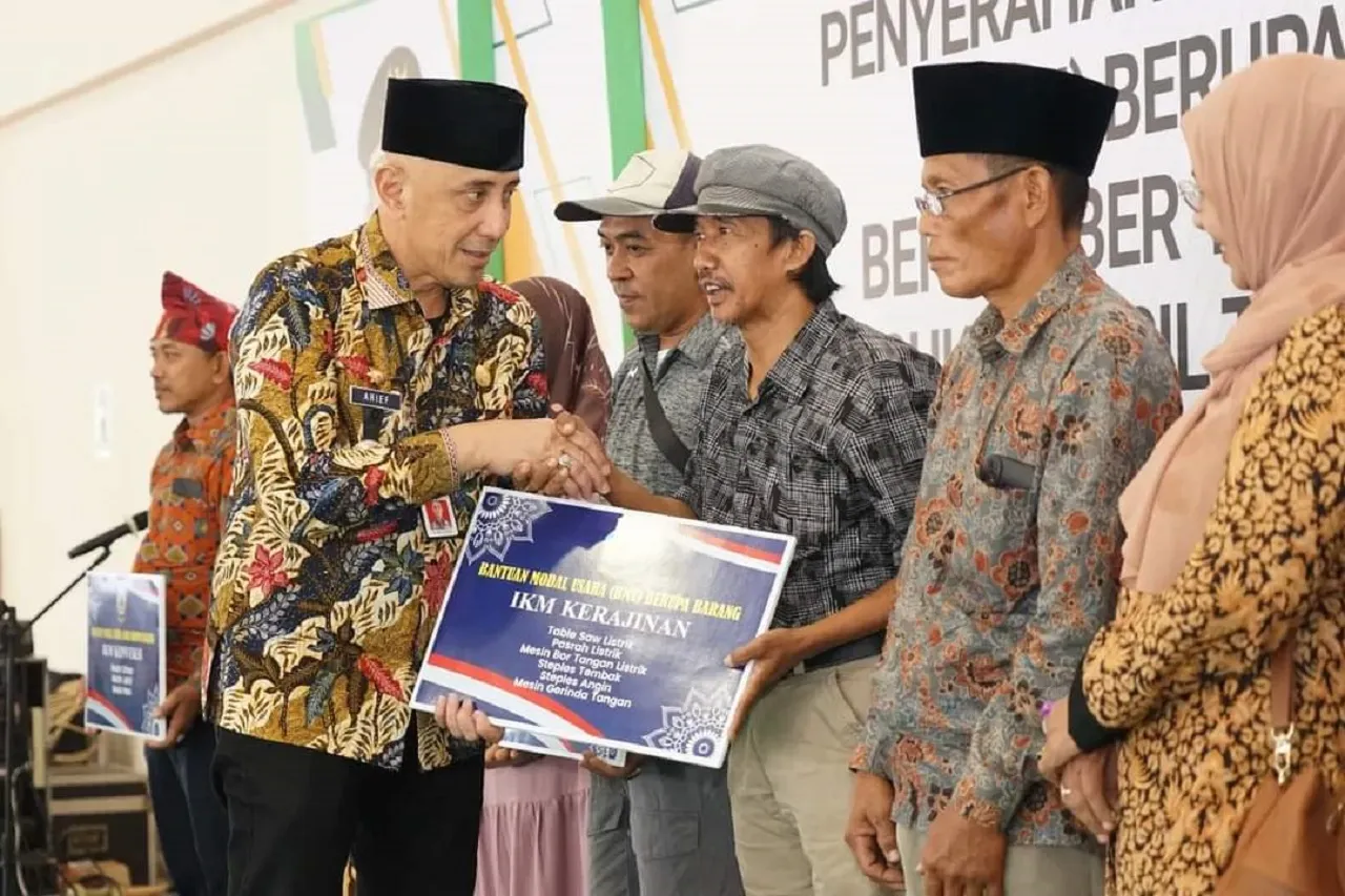 Dorong Percepatan Ekonomi, Pemkab Bangkalan Serahkan Modal Usaha Pelaku IKM