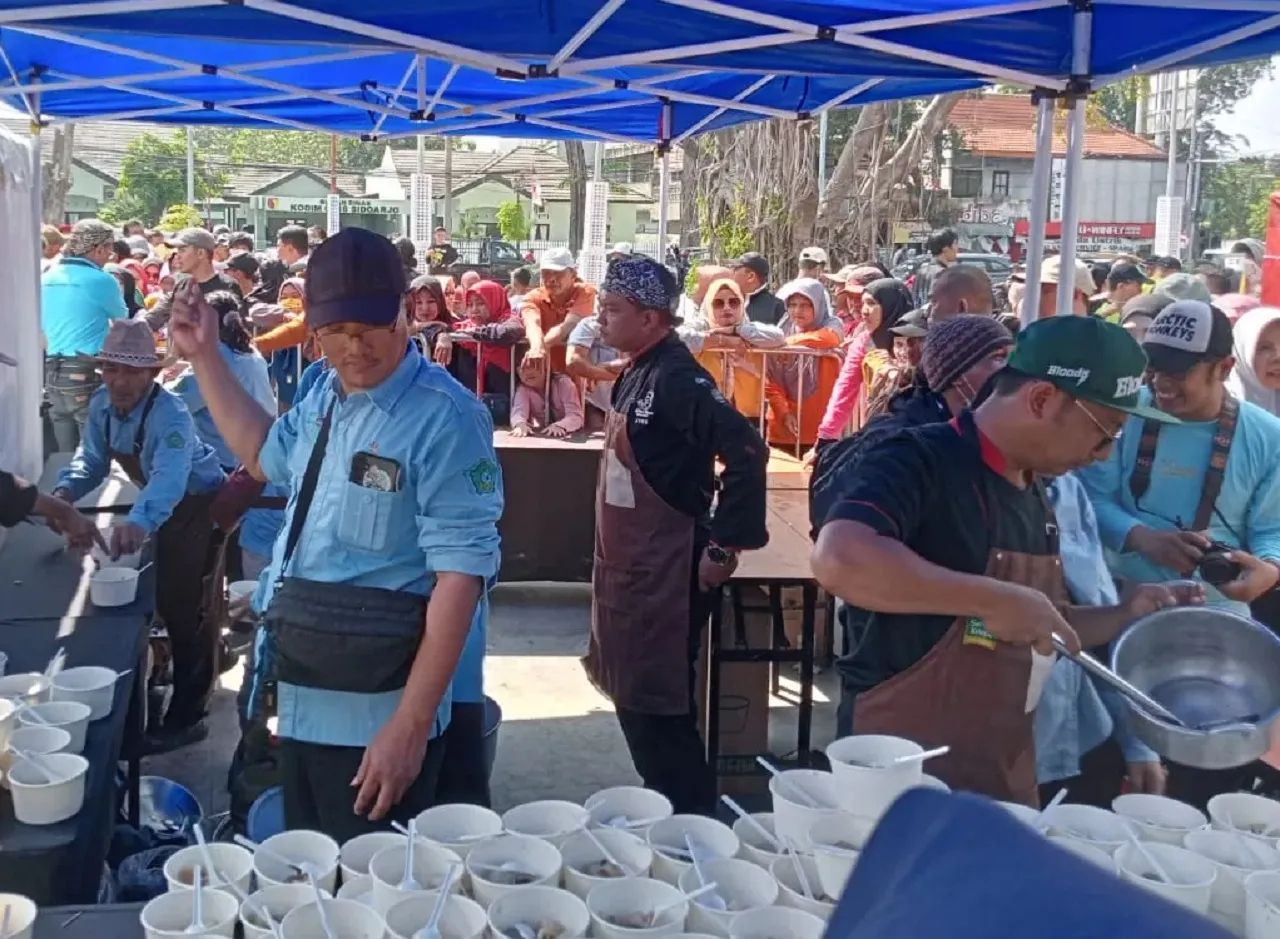 Pemkab Sidoarjo Raih Rekor Muri Bagikan 1.500 Lontong Cecek Gratis