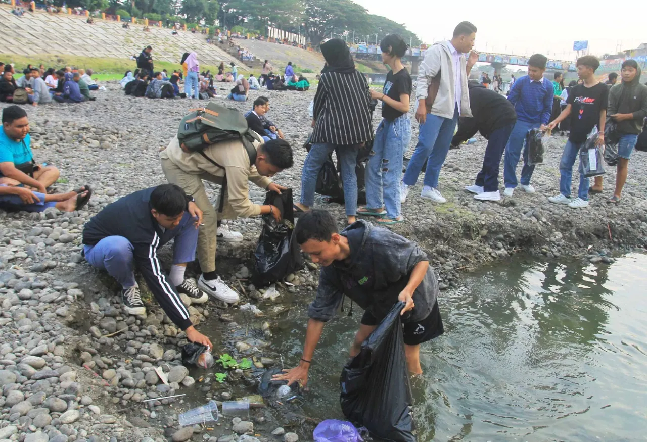 Sampah Berserakan, Warga Kota Madiun Gelar Aksi Sapu Bersih di Kawasan Bantaran