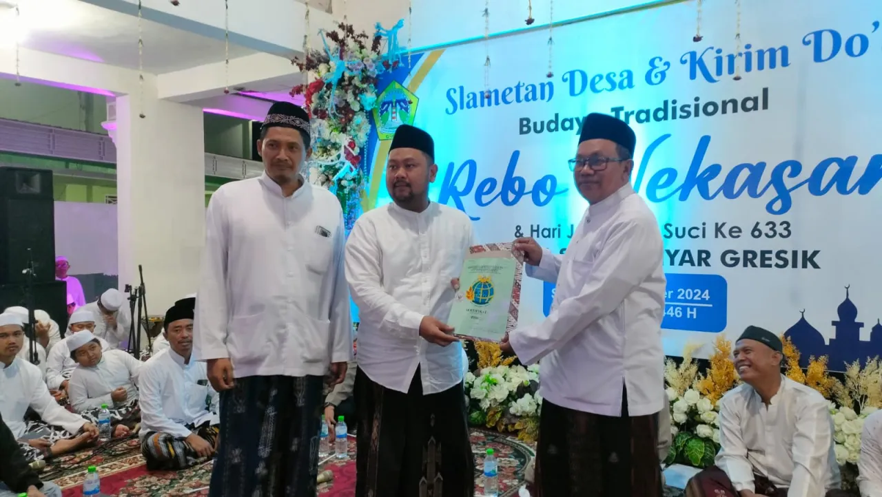 Hadiri 'Rebo Wekasan' Desa Suci, Bupati Gresik Serahkan Sertifikat TKD
