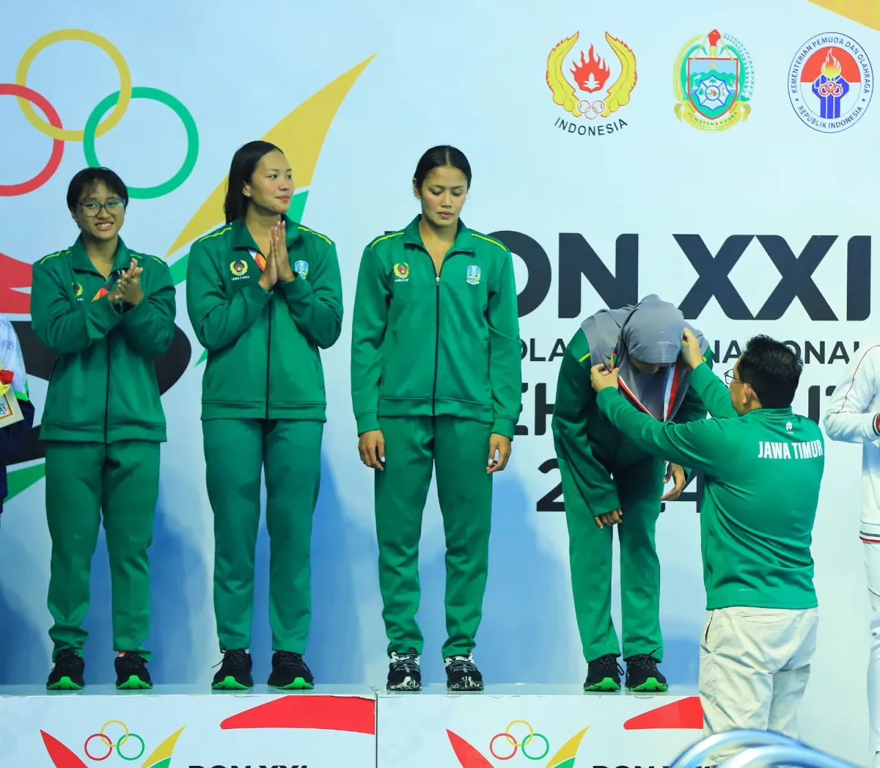 Pj Gubernur Adhy Kalungkan Medali pada Dua Atlet Renang Jatim di PON XXI/2024