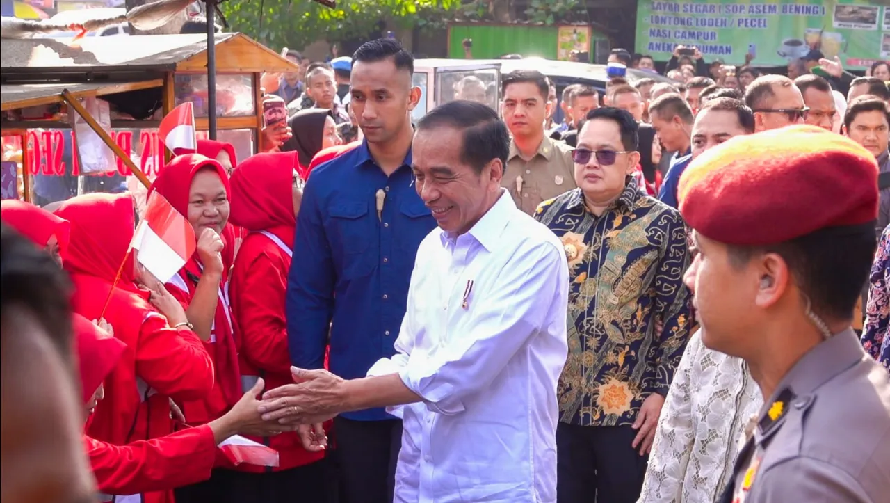 Dampingi Presiden RI Tinjau Pasar Dukuh Kupang, Pj Gubernur Pastikan Harga Bapok Jatim Terkendali