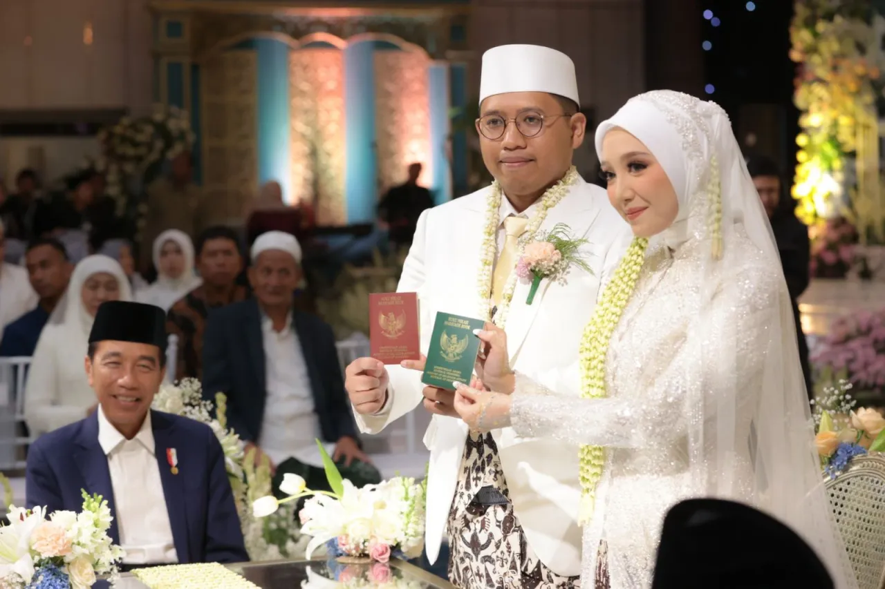Baca juga : Khofifah Mantu di Masjid Al-Akbar Surabaya, Jokowi Hadir Sebagai Saksi