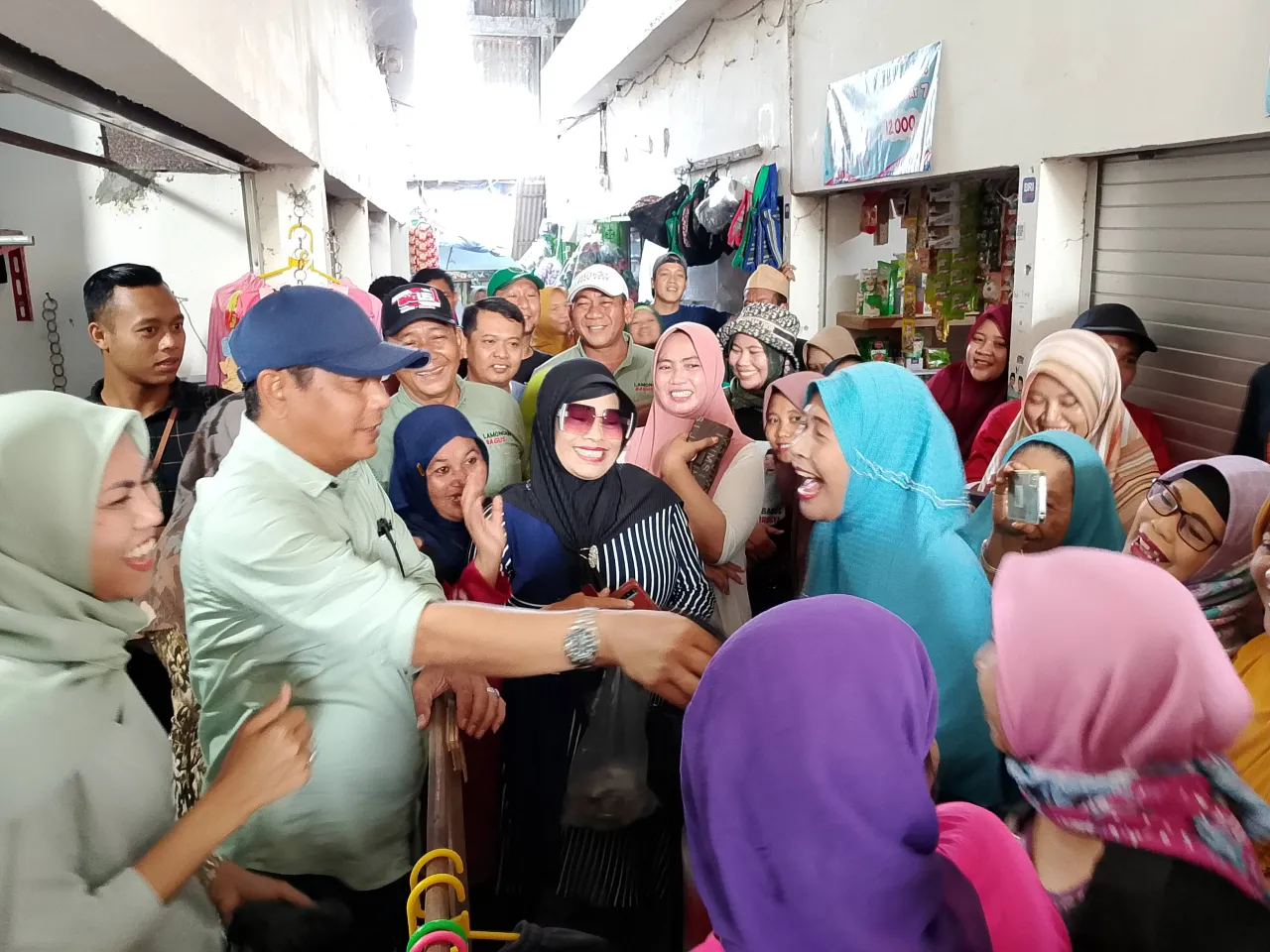 Tak Terbendung, Emak-emak di Pasar Kiringan Inginkan Ghofur Bupati Lamongan