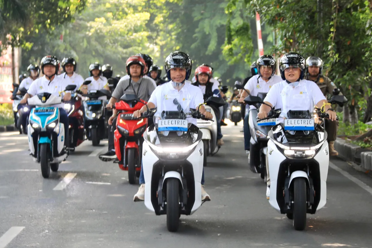 Peringati Hari Listrik Nasional, PLN Jatim Pecahkan Rekor MURI Konvoi Motor Listrik Terbanyak