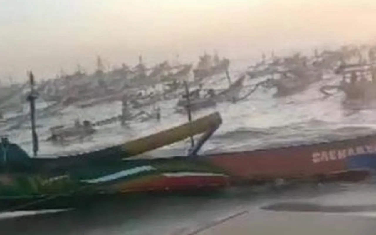Diterjang Gelombang Laut, 8 Perahu Nelayan di Pantai Papuma Karam