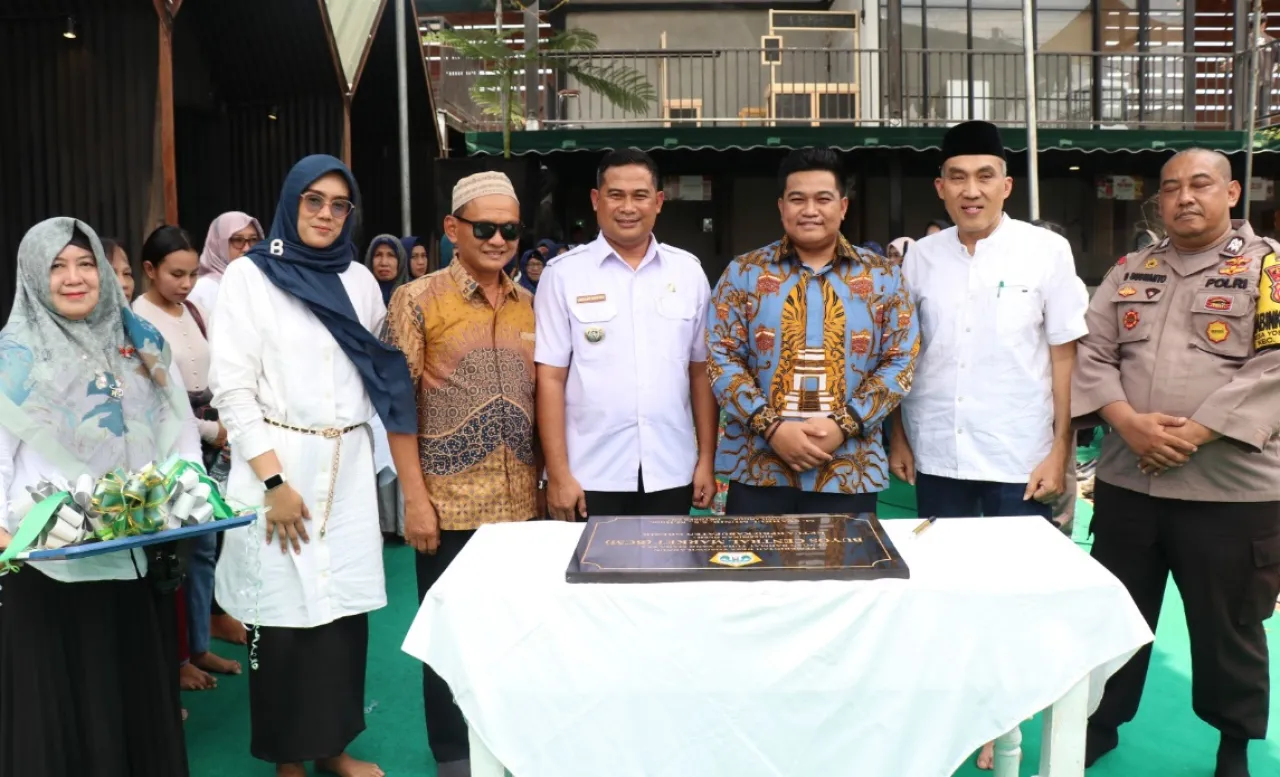 Dukung Desa Mandiri, Ketua DPRD Gresik Resmikan Central Market Buyos Desa Yosowilangun