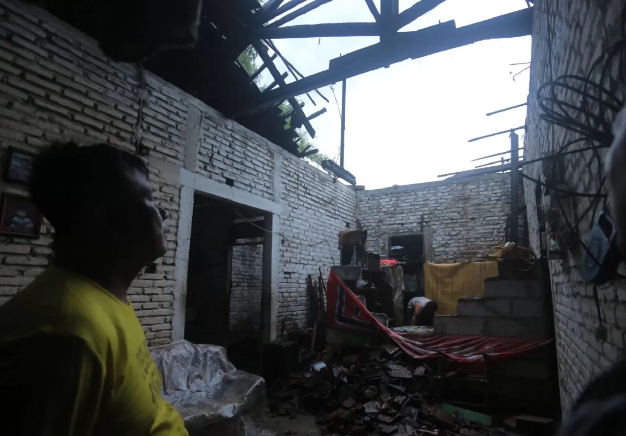 Nambangan Kidul Madiun Diterjang Hujan Deras, Atap Rumah Warga Ikut Roboh