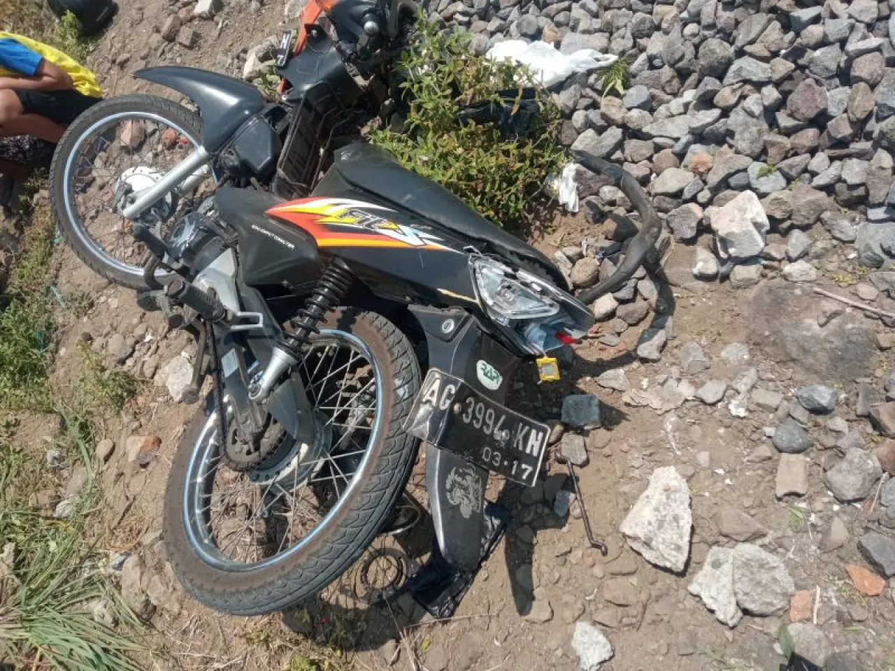 Kurang Teliti, Pengendara Motor Menemper Kereta Api