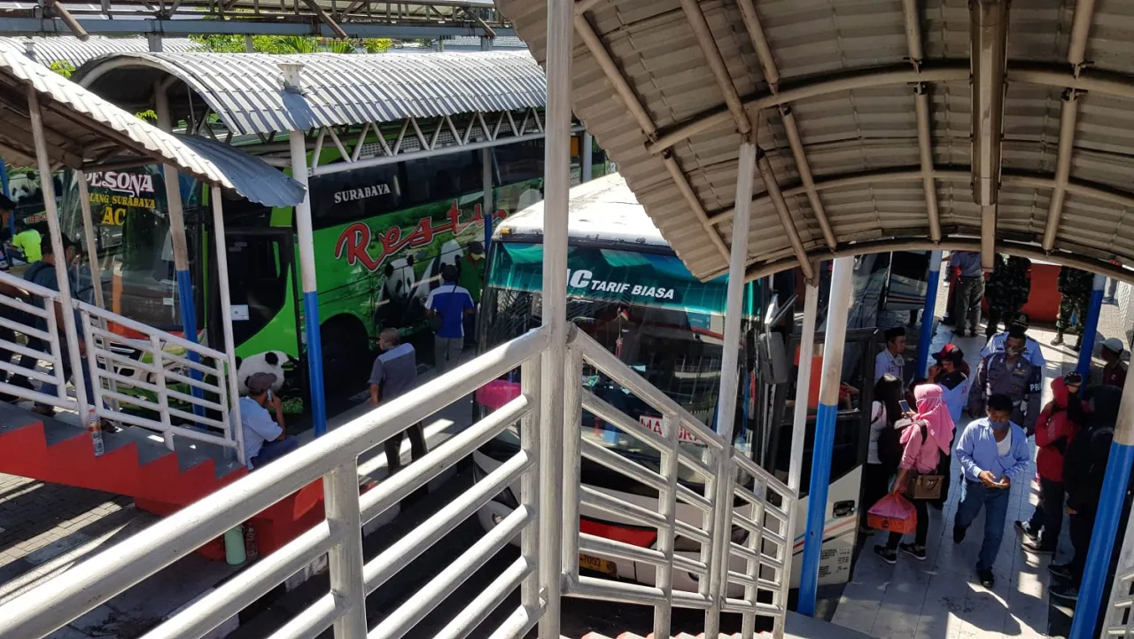Shelter Diluar Jadi Faktor Kemacetan Parah di Terminal Purabaya