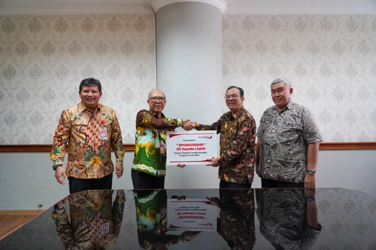 Atasi Permasalahan Emisi Gas Berlebihan, Bank Jatim Berikan 50 Unit Sepeda Listrik Ke Unair
