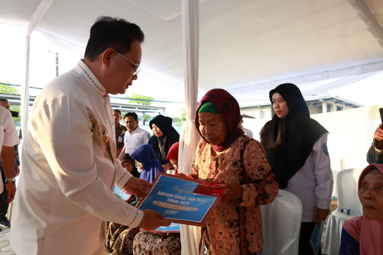 Kunjungi UPT RSBG Tuban, Pj Gubernur Jatim Salurkan Bansos dan Tali Asih Pilar Kessos