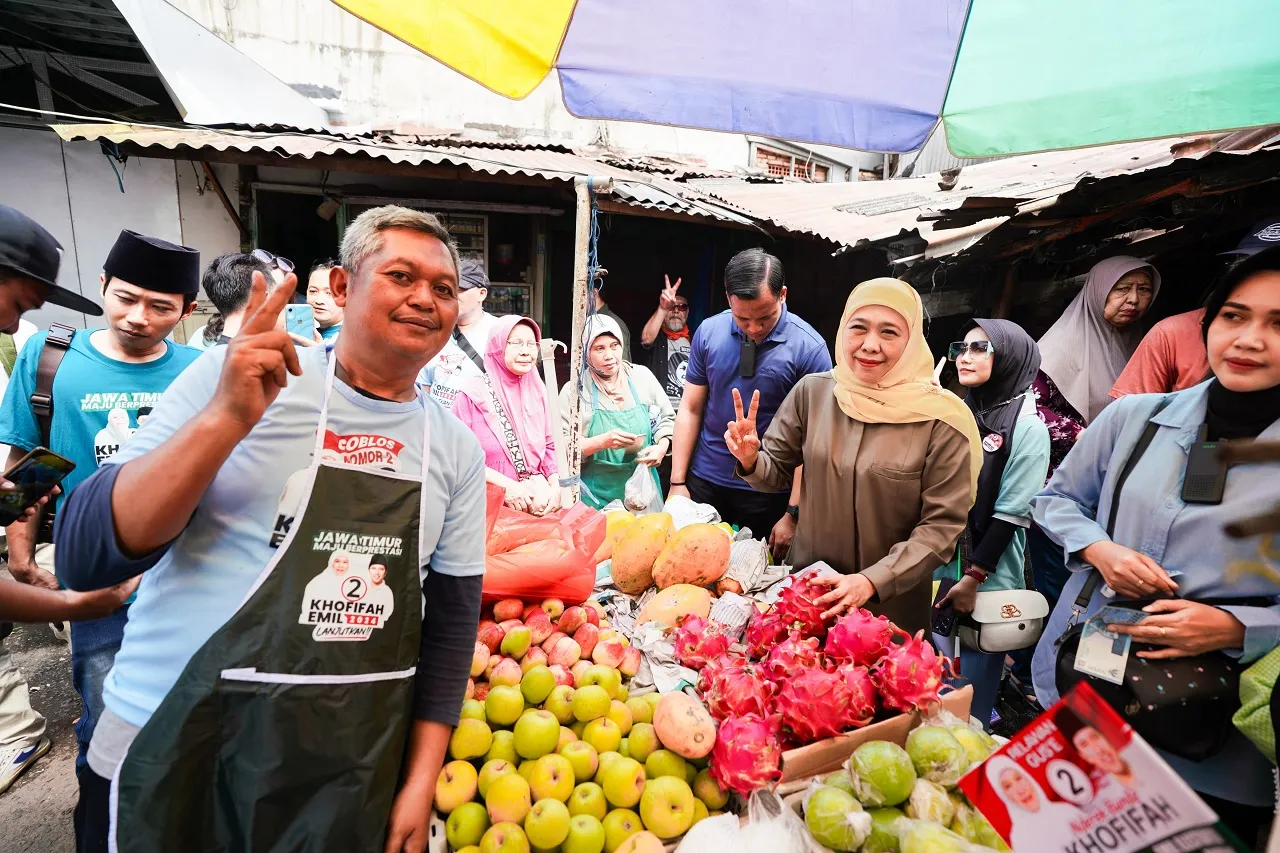 Khofifah Ajak Pedagang Pasar Blimbing Tak Lupa Ke TPS, Coblos Nomor 2 di Pilgub Jatim