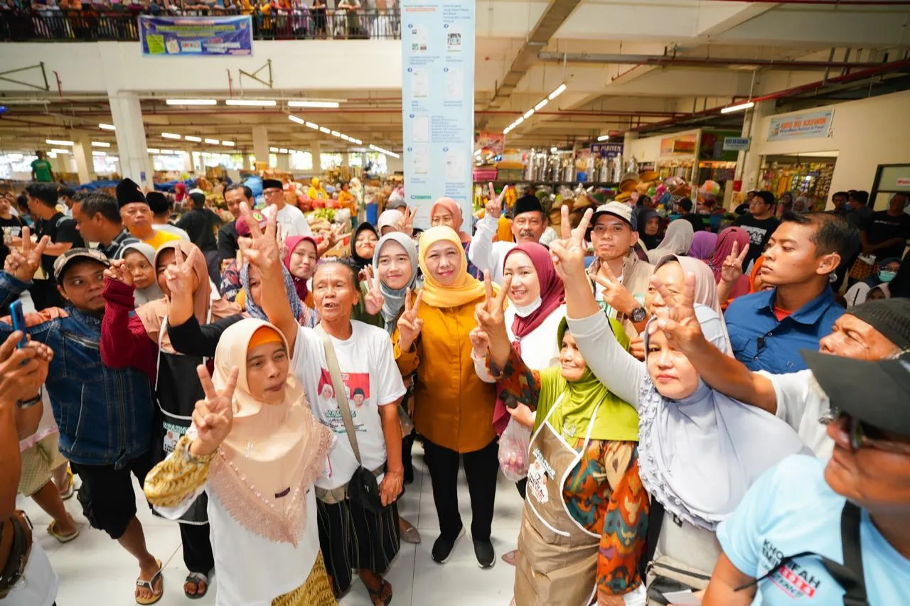 Pecah dan Banjir Dukungan! Masyarakat Sambut Histeris Kampanye Khofifah di Pasar Besar Ngawi