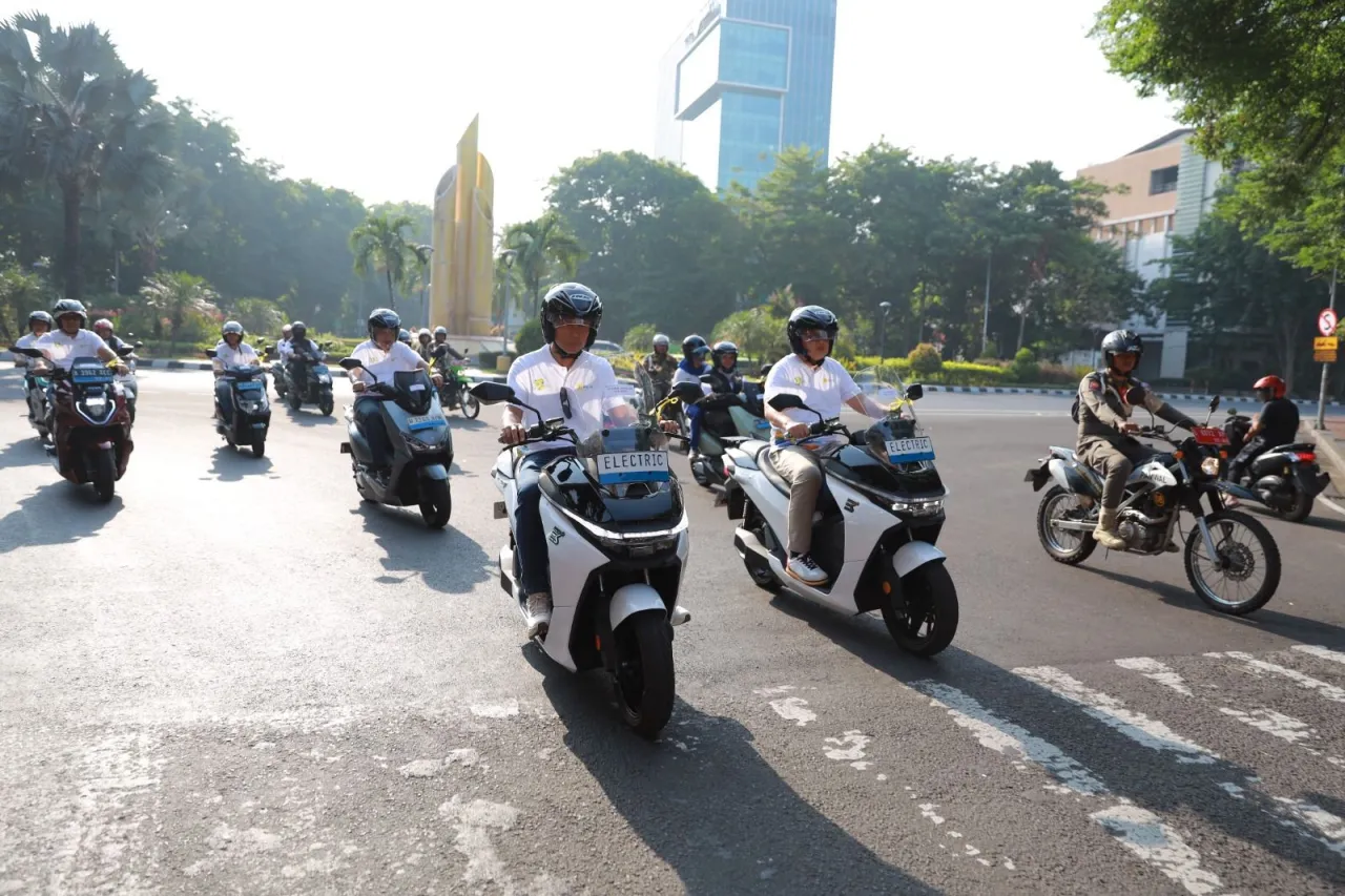 Peringati Hari Listrik Nasional, PLN Pecahkan Rekor MURI Konvoi 2.200 Motor Listrik