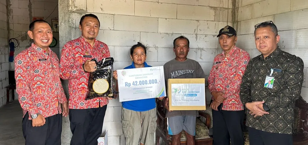 Pekerja Rentan DBHCHT Mojokerto Terima Santunan Kematian Rp 42 Juta dari BPJamsotek