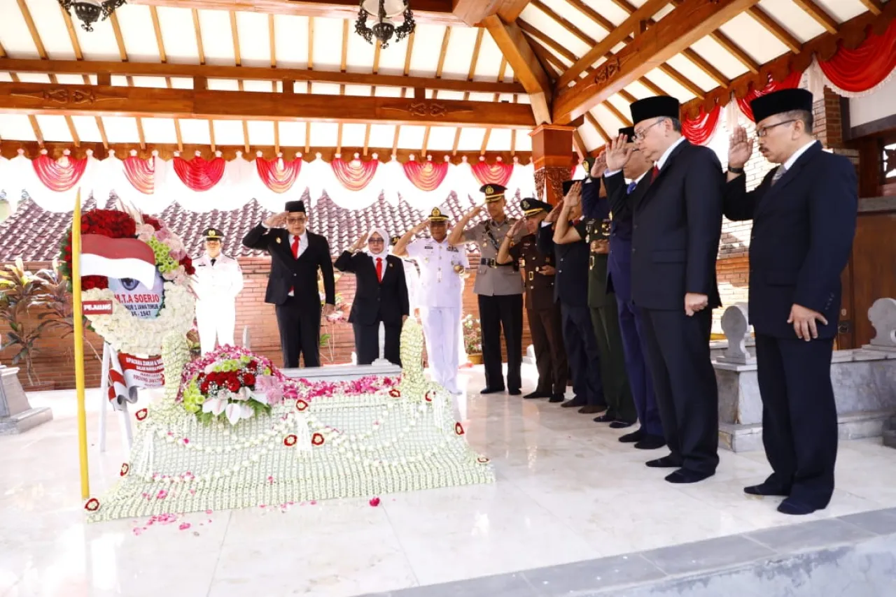 Jelang HUT Ke-79 Jatim, Pj Gubernur Jatim Ziarah dan Tabur Bunga ke Makam Gubernur Soerjo