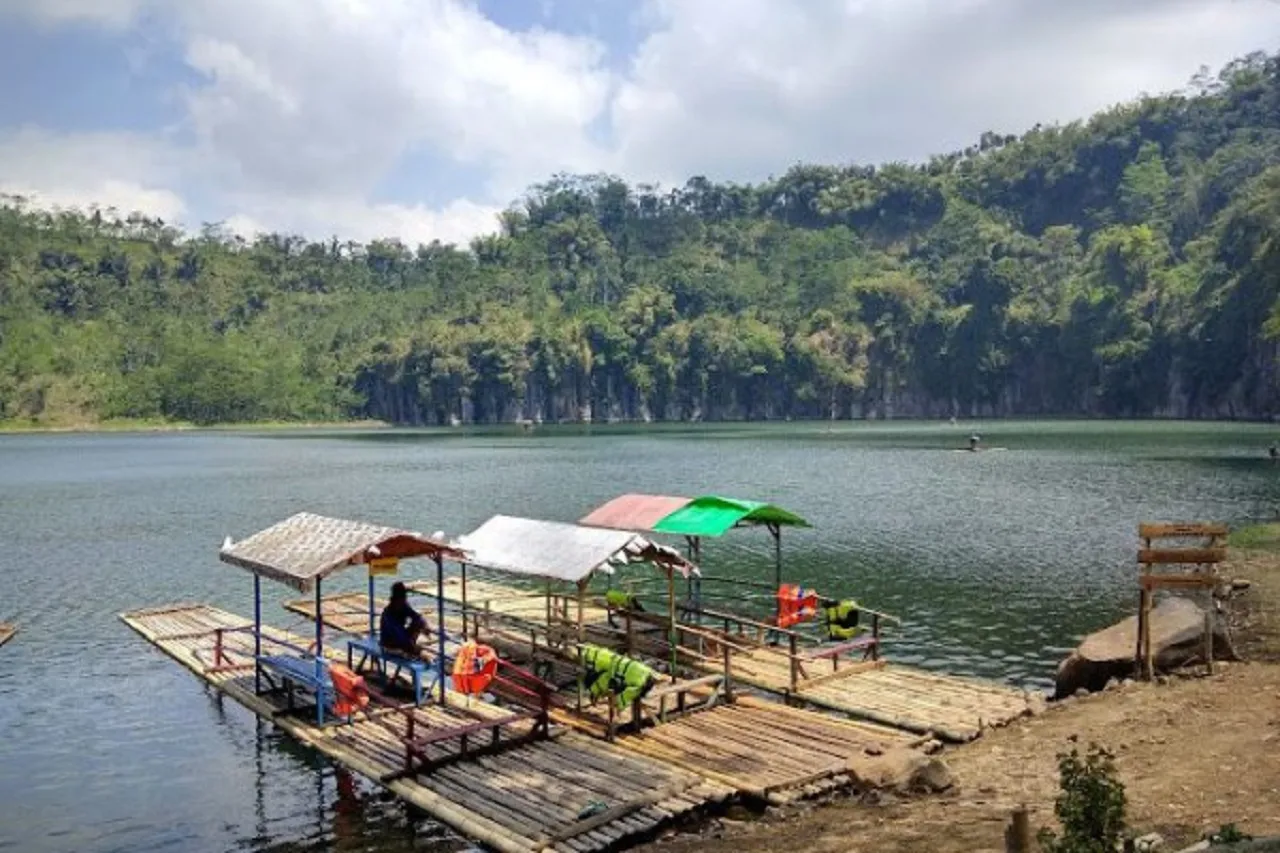 Keunikan Wisata Ranu Agung Probolinggo, Dikelilingi Tebing Indah Menjulang
