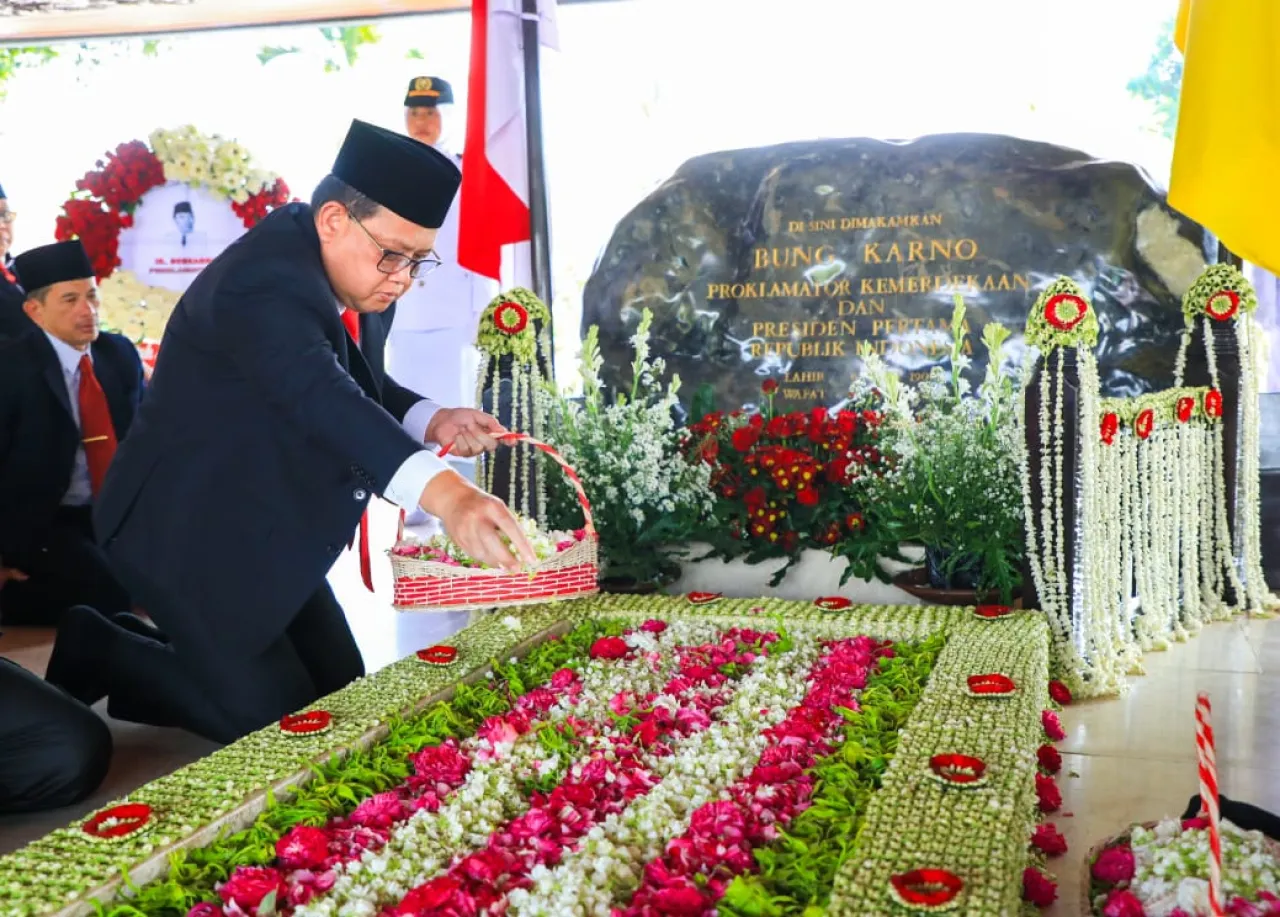 Pj Gubernur Adhy Ziarah dan Tabur Bunga di Makam Proklamator RI