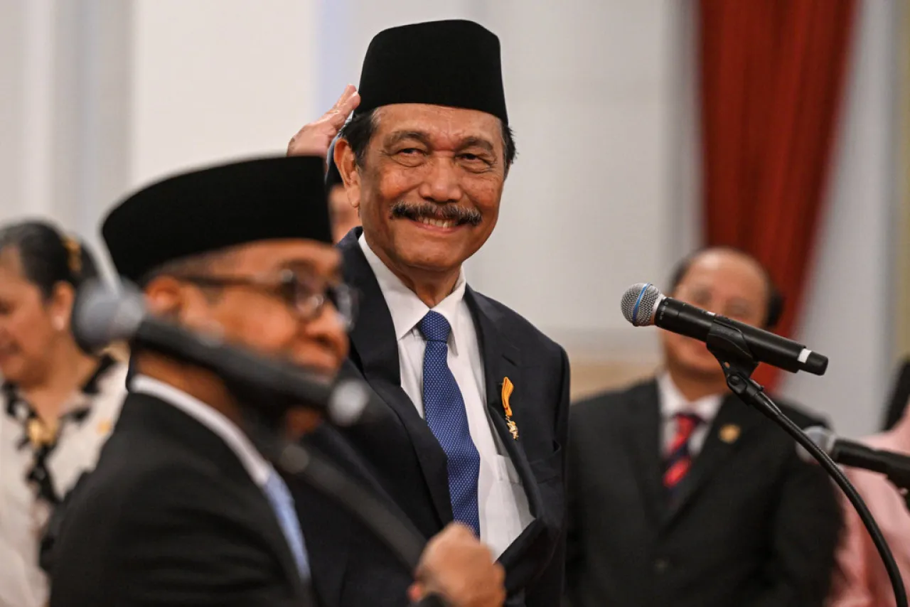 Opung Luhut, Dilantik Usai Diizini Istri