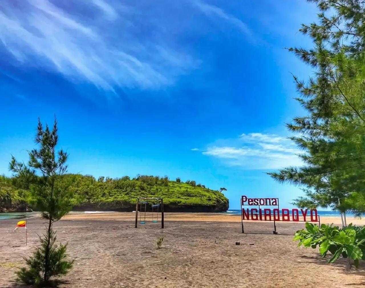 Pesona Pantai Ngiroboyo di Pacitan, Didominasi Pasir hitam yang Indah