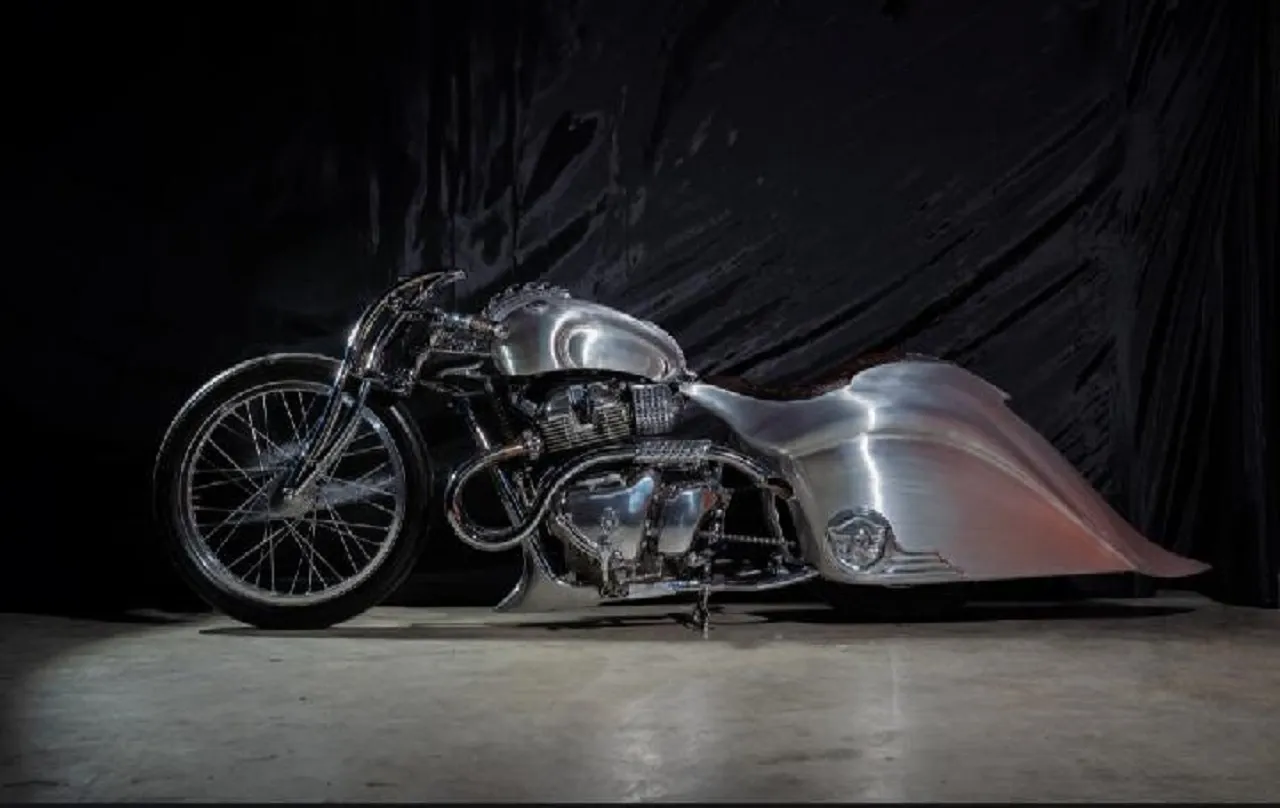 Royal Enfield Kenalkan Motor Kustomisasi ‘Phoenix’ Berkonsep Bagger