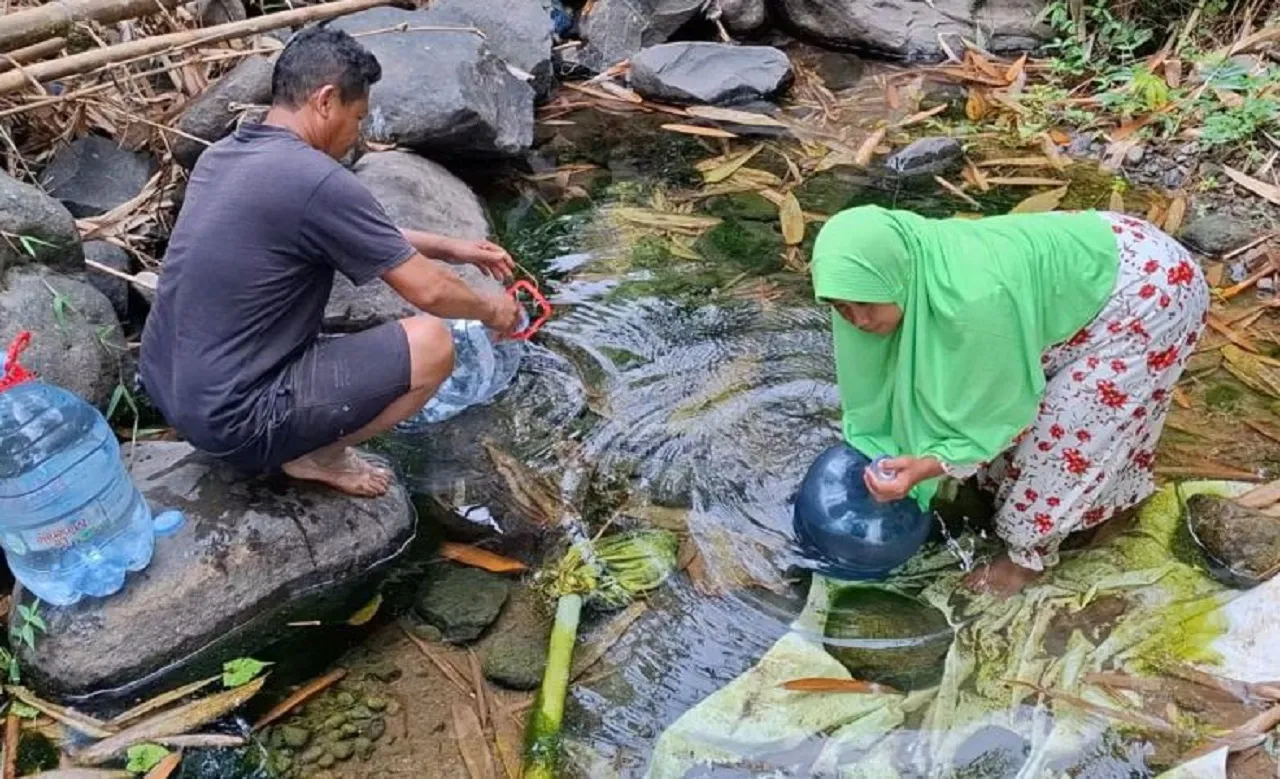 Kekeringan, Warga di Lereng Gunung Wilis Rela Tempuh 5 Km Demi Air Bersih